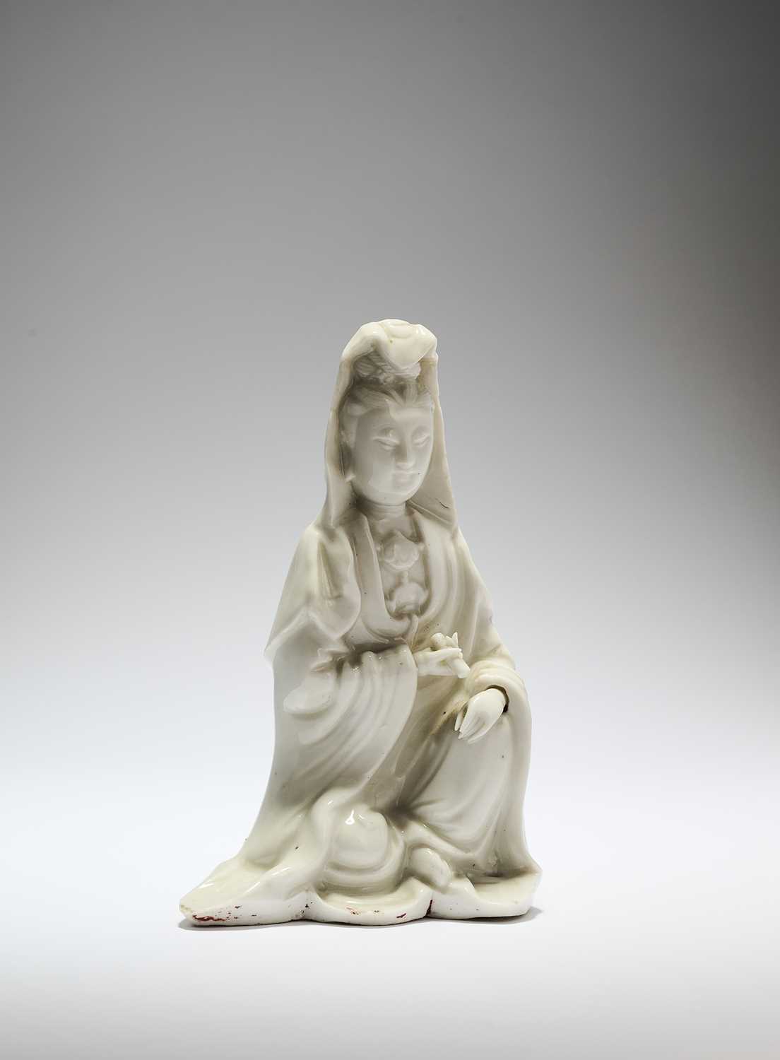 Lot 11 - A CHINESE DEHUA FIGURE OF GUANYIN, LATER QING DYNASTY (1644-1911)
