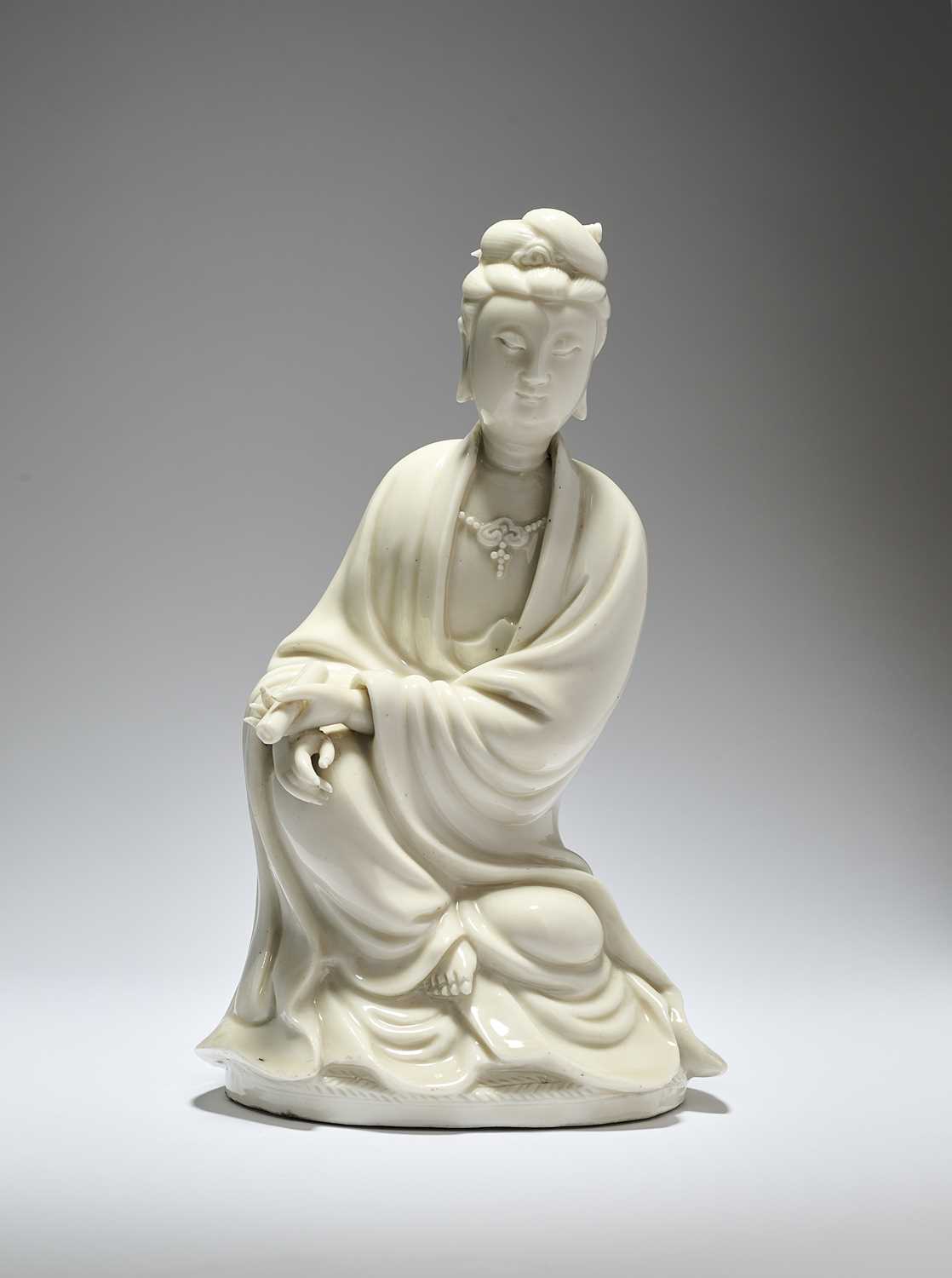 Lot 10 - A CHINESE DEHUA FIGURE OF GUANYIN, QING DYNASTY (1644-1911)