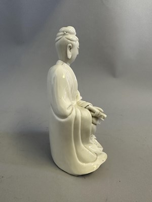 Lot 10 - A CHINESE DEHUA FIGURE OF GUANYIN, QING DYNASTY (1644-1911)