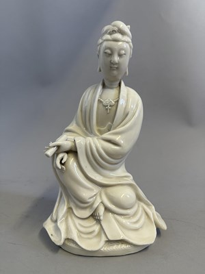 Lot 10 - A CHINESE DEHUA FIGURE OF GUANYIN, QING DYNASTY (1644-1911)