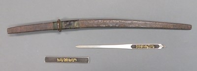 Lot 5 - A JAPANESE DECORATED KOZUKA, KOGAI AND A MODEL OF A KATANA, SHÃ”WA PERIOD, 20TH CENTURY