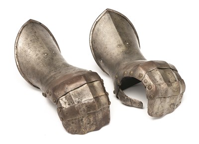 Lot 181 - A PAIR OF WESTERN EUROPEAN MITTEN GAUNTLETS