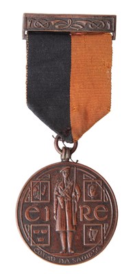 Lot 9 - IRELAND: AN IRISH WAR OF INDEPENDENCE 1917 - 1921 'BLACK & TAN' SERVICE MEDAL