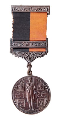 Lot 15 - IRELAND: AN IRISH WAR OF INDEPENDENCE 1917-1921 'BLACK & TAN' SERVICE MEDAL WITH COMRAC (STRUGGLE) B