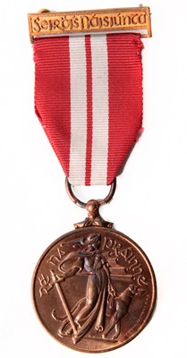 Lot 22 - IRELAND: A SECOND WORLD WAR IRISH EMERGENCY MEDAL 1939 - 1945 (FORSA NA NOGLACH 2U LINE)