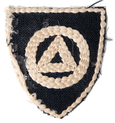 Lot 65 - A RARE FLEMISH V.N.V. EMBROIDERED SLEEVE SHIELD INSIGNIA theatre made