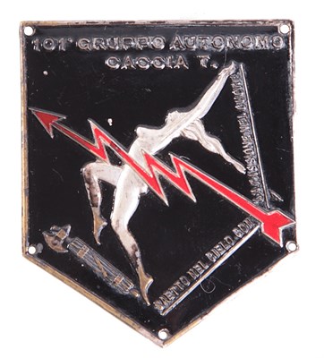 Lot 98 - ITALY: AN ITALIAN ARM SHIELD INSIGNIA OF THE 101ST AUTONOMOUS TACTICAL FIGHTER GROUP