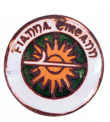 Lot 217 - IRELAND: A RARE 'NA FIANNA EIREANN' (IRISH NATIONALIST YOUTH ORGANISATION) ENAMEL CAP BADGE