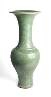 Lot 9 - A CHINESE LONGQUAN CELADON 'YENYEN' VASE