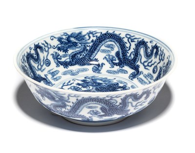 Lot 16 - A CHINESE BLUE AND WHITE 'DRAGON' BOWL