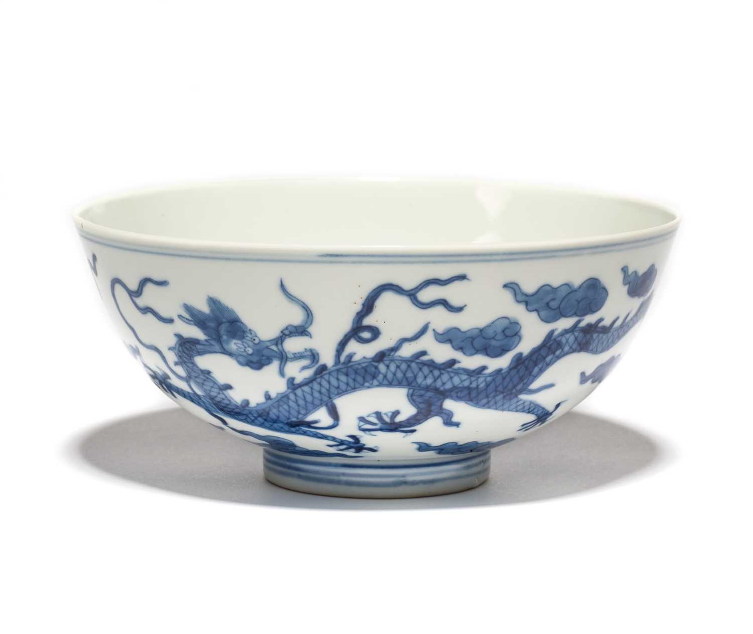 Lot 17 - A CHINESE BLUE AND WHITE 'DRAGON' BOWL