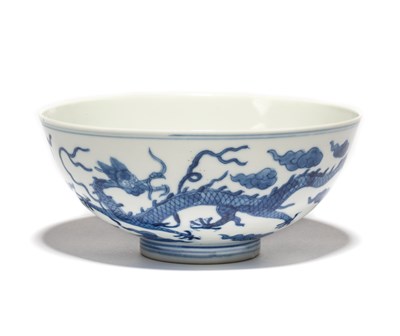 Lot 17 - A CHINESE BLUE AND WHITE 'DRAGON' BOWL