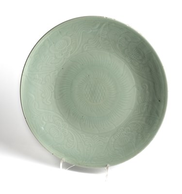 Lot 25 - A CHINESE CELADON GLAZED DISH