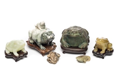 Lot 28 - A GROUP OF FIVE CHINESE HARDSTONE FROGS