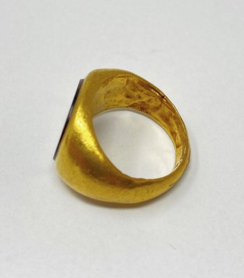 Lot 375 - GOLD SIGNET RING, 19TH CENTURY