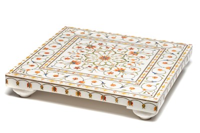 Lot 201 - A MUGHAL STYLE PIETRA DURA INLAID MARBLE FOOTSTOOL