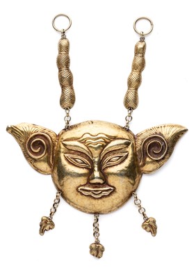 Lot 273 - A JAVANESE GOLD REPOUSSE PENDANT