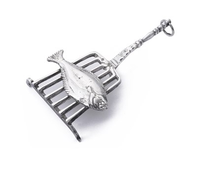 Lot 99 - A DUTCH SILVER MINIATURE GRIDDLE WITH FISH, MARKS INDISTINCT, PROBABLY MID 18TH CENTURY