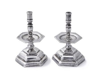 Lot 108 - A PAIR OF DUTCH SILVER MINIATURE CANDLESTICKS, MAKER'S A FLEUR-DE-LYS CHARGED WITH TWO PELLETS ONLY, PROBABLY FOR BOELE RIJNHOOT, AMSTERDAM, CIRCA 1660