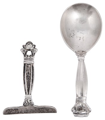 Lot 575 - A DANISH SILVER CHILD'S (OR CADDY) SPOON AND A CHILD'S PUSHER