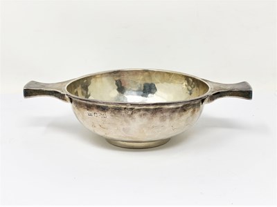 Lot 603 - AN EDWARDIAN SILVER QUAICH