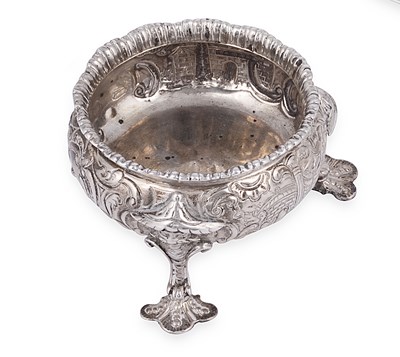 Lot 622 - A GEORGE III SILVER SALT CELLAR