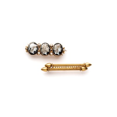 Lot 671 - â’¼ AGATE AND DIAMOND BAR BROOCH