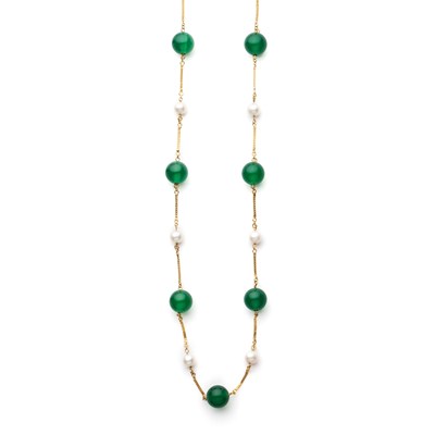 Lot 675 - DYED GREEN AGATE AND PEARL NECKLACE