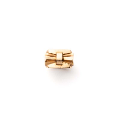 Lot 676 - â’¼ 'ODEONESQUE' GOLD DRESS RING