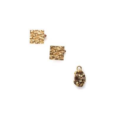 Lot 677 - â’¼ PAIR OF GOLD CUFFLINKS