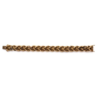 Lot 679 - â’¼ GOLD CHAIN BRACELET