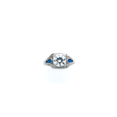 Lot 683 - DIAMOND RING