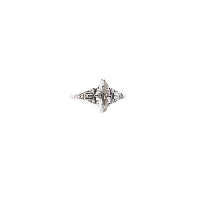 Lot 684 - DIAMOND RING