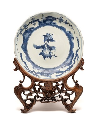 Lot 3 - A JAPANESE BLUE AND WHITE KAKIEMON STYLE DISH