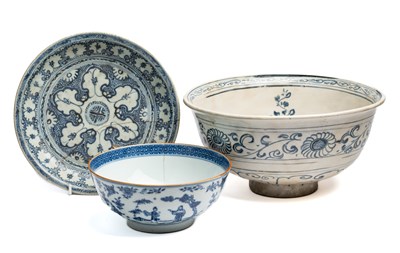 Lot 18 - A CHINESE BLUE AND WHITE DISH, MING DYNASTY, 16TH CENTURY