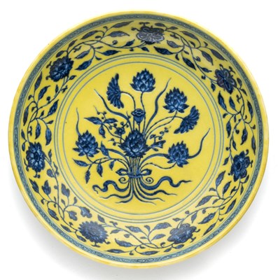 Lot 25 - A CHINESE IMPERIAL YELLOW-GROUND BLUE AND WHITE 'LOTUS BOUQUET' DISH