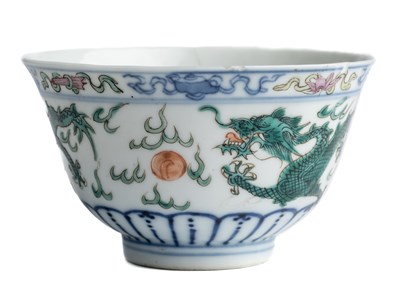 Lot 33 - A CHINESE WUCAI 'DRAGON' TEA BOWL