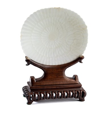 Lot 44 - A CHINESE MUGHAL STYLE WHITE JADE 'CHRYSANTHEMUM' DISH