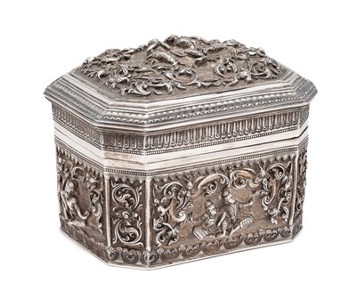 Lot 112 - A SMALL SILVER BOX AND COVER