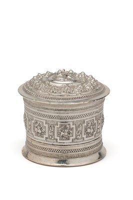 Lot 119 - A BURMESE SILVER BOX AND COVER, 20TH CENTURY