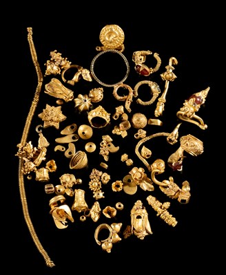 Lot 268 - AN EXTENSIVE COLLECTION OF GOLD JEWELLERY FRAGMENTS