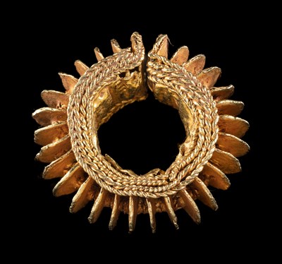 Lot 270 - A GOLD EARRING, JAVA, INDONESIA, 8TH-10TH CENTURY