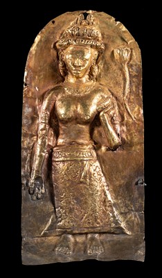 Lot 274 - A JAVANESE GOLD REPOUSSE RELIEF PLAQUE, INDONESIA, CIRCA 14TH CENTURY