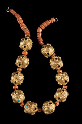 Lot 281 - ËœA GOLD AND CORAL NECKLACE