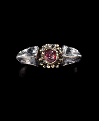 Lot 282 - A JAVANESE PARCEL-GILT SILVER RUBY-SET RING