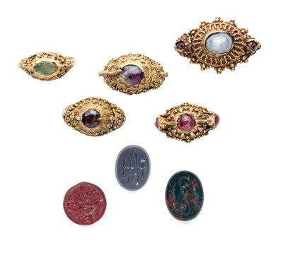 Lot 289 - FIVE BALINESE GEM-SET GOLD RINGS