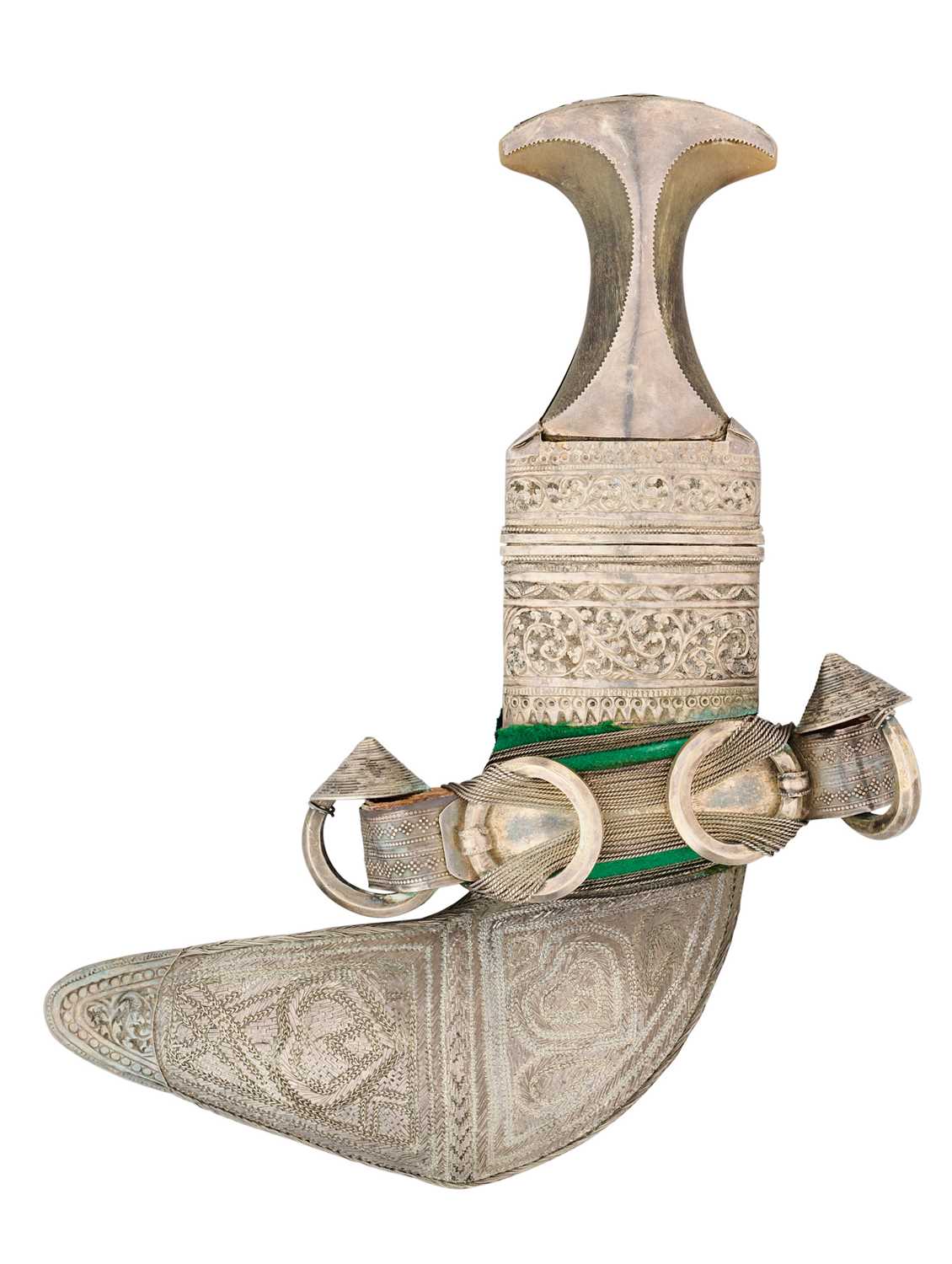 Lot 49 - AN ARAB DAGGER (JAMBIYA) WITH SILVER-MOUNTED HILT, EARLY 20TH CENTURY