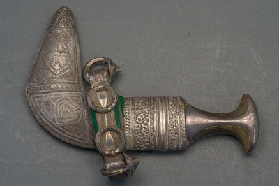 Lot 49 - AN ARAB DAGGER (JAMBIYA) WITH SILVER-MOUNTED HILT, EARLY 20TH CENTURY