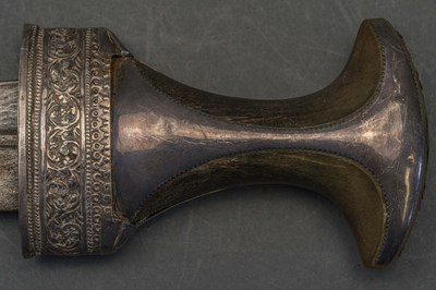 Lot 49 - AN ARAB DAGGER (JAMBIYA) WITH SILVER-MOUNTED HILT, EARLY 20TH CENTURY