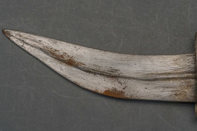 Lot 49 - AN ARAB DAGGER (JAMBIYA) WITH SILVER-MOUNTED HILT, EARLY 20TH CENTURY